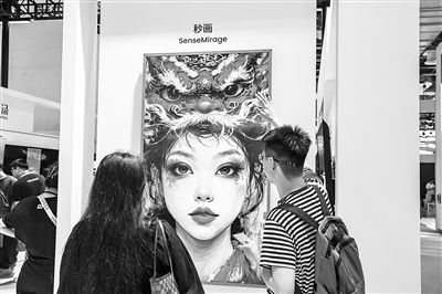 2024世界人工智能大會暨人工智能全球治理高級別會議上,觀眾在參觀由人工智能生成的圖片