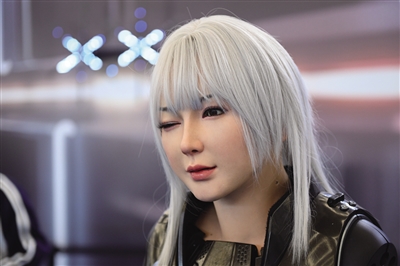 一款多模態(tài)情感交互機器人向觀眾“眨眼”。新華社記者 陳鐘昊 攝