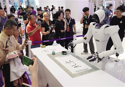 觀眾在2024世界機器人大會現(xiàn)場參觀機器人寫毛筆字。 新華社記者 張晨霖 攝