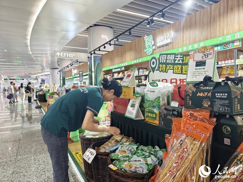 “流動百千萬·地鐵優(yōu)鮮購”商鋪。人民網(wǎng) 王雅蝶攝
