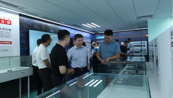 與會人員參觀科普展廳