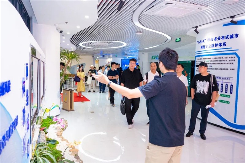 參會(huì)嘉賓走進(jìn)佛山城市網(wǎng)絡(luò)安全運(yùn)營(yíng)中心參觀