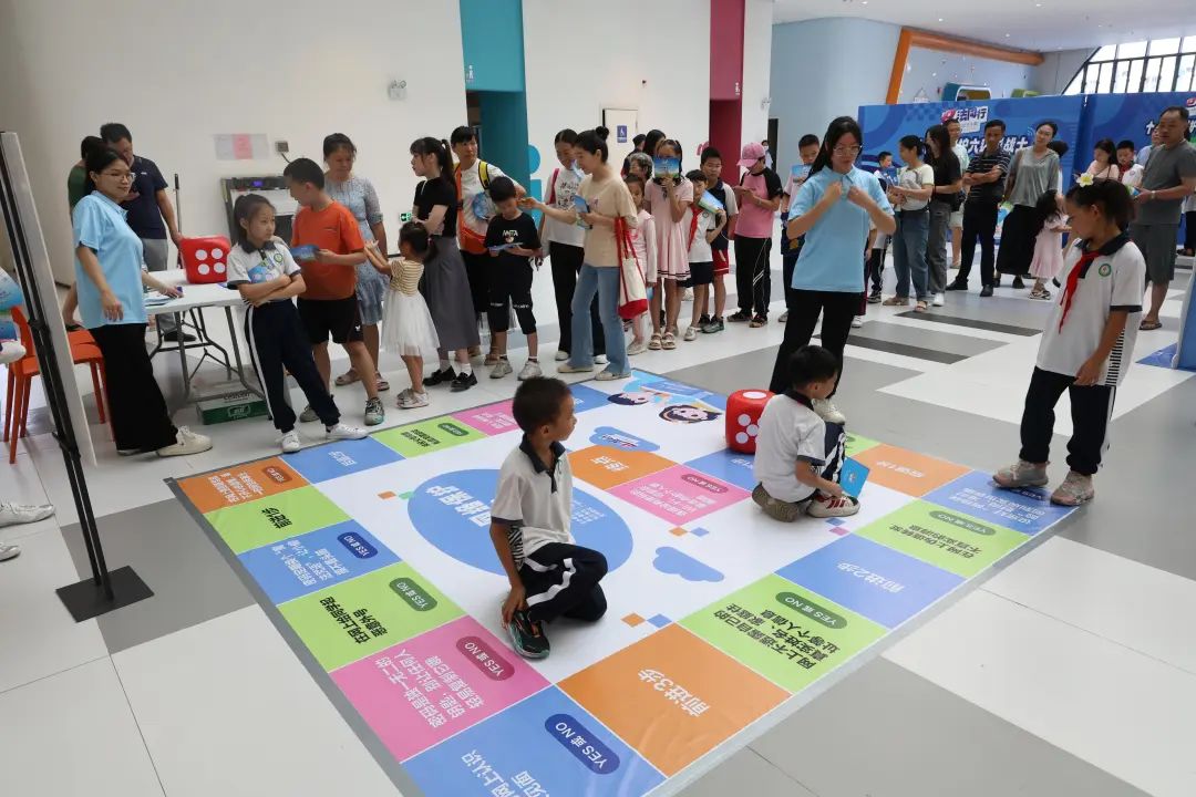 10月19日，在廣州市第三少年宮，“未成年人網(wǎng)絡保護”飛行棋游戲受到孩子們的歡迎。