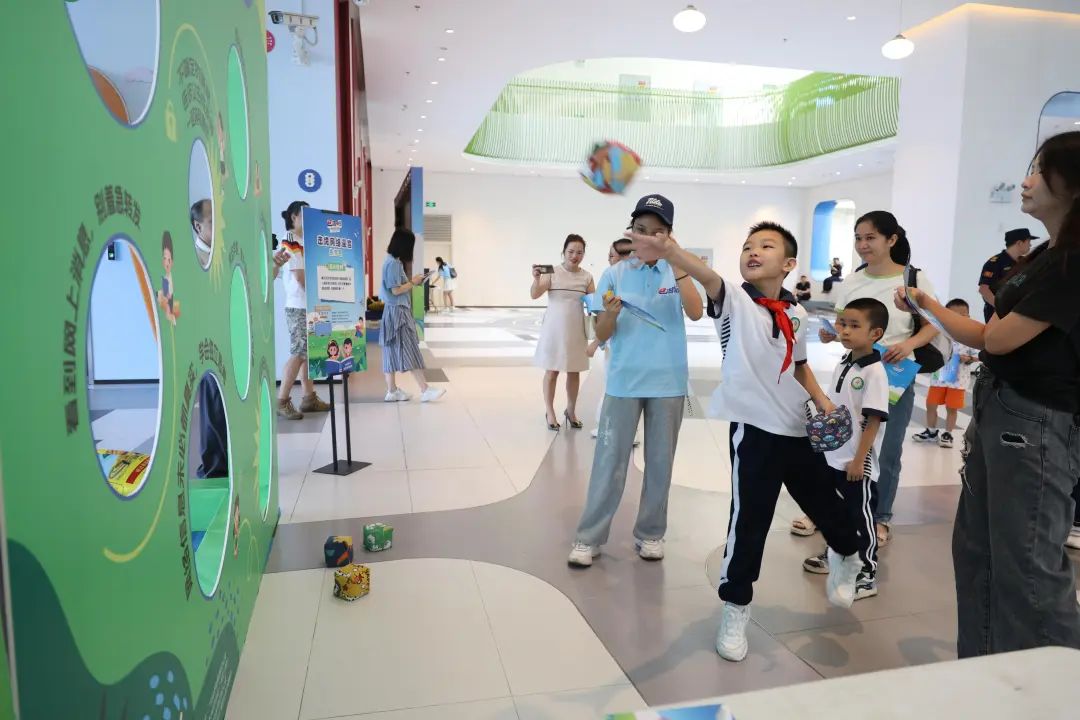 10月19日，在廣州市第三少年宮，小朋友玩“擊垮網(wǎng)絡謠言”投沙包游戲。