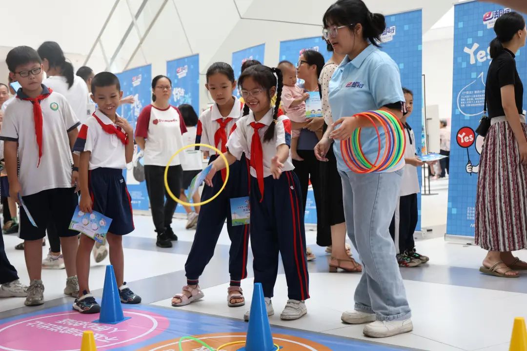 10月19日，在廣州市第三少年宮，小朋友玩“反網(wǎng)暴行動”套圈圈游戲。