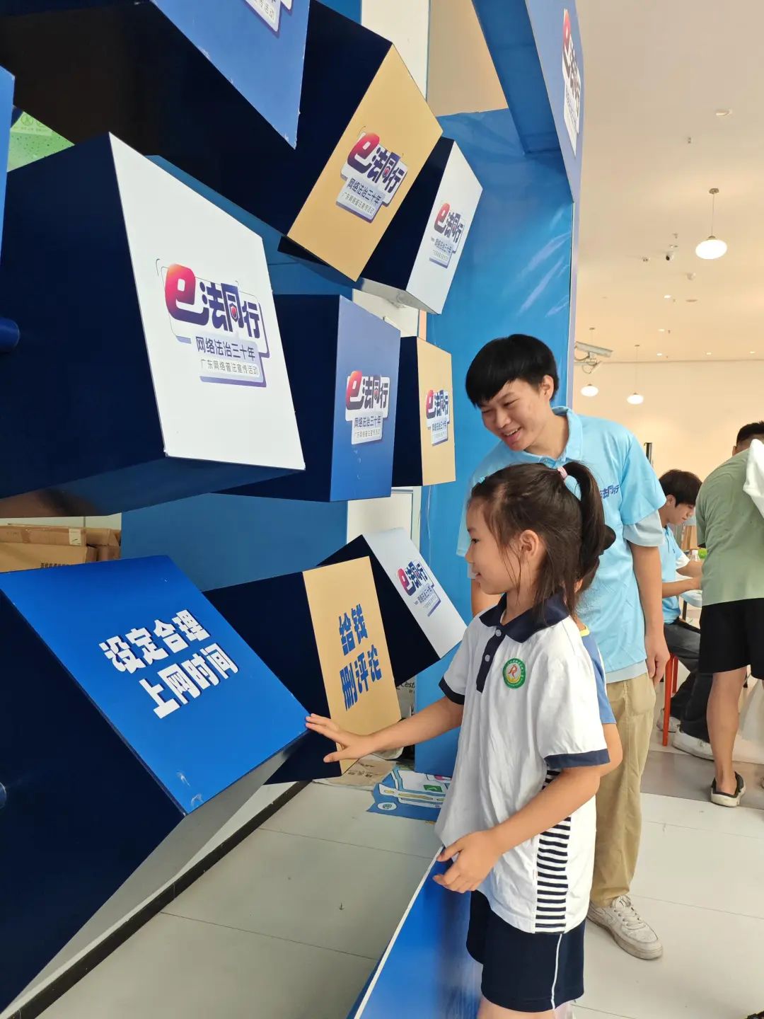 10月19日，在廣州市第三少年宮，小朋友通過“翻翻樂”游戲?qū)W習識別網(wǎng)絡水軍的方法。