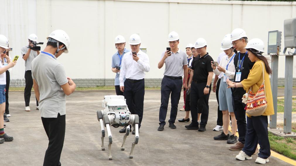 參訪團在南方電網(wǎng)琴韻變電站參觀交流