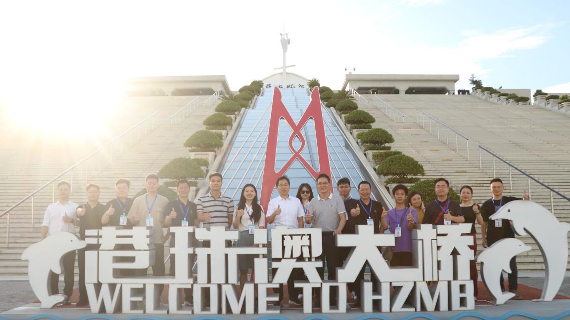 參訪團來到港珠澳大橋藍(lán)海豚島