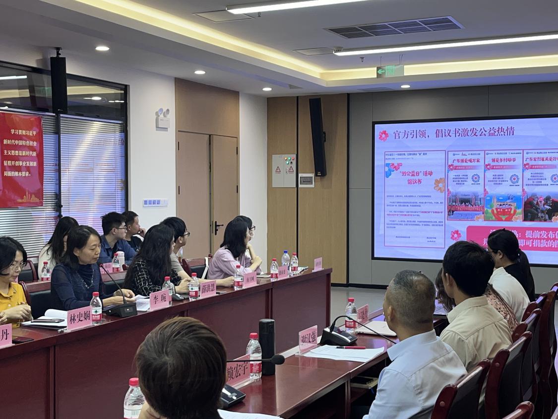 佛山市紅十字會(huì)辦公室主任李琬在會(huì)上作分享。