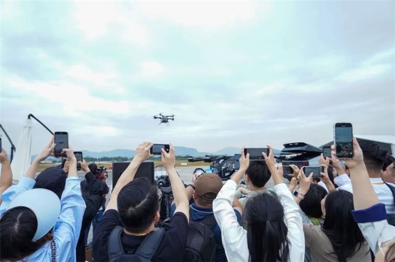 小鵬匯天“陸地航母”現(xiàn)場演示