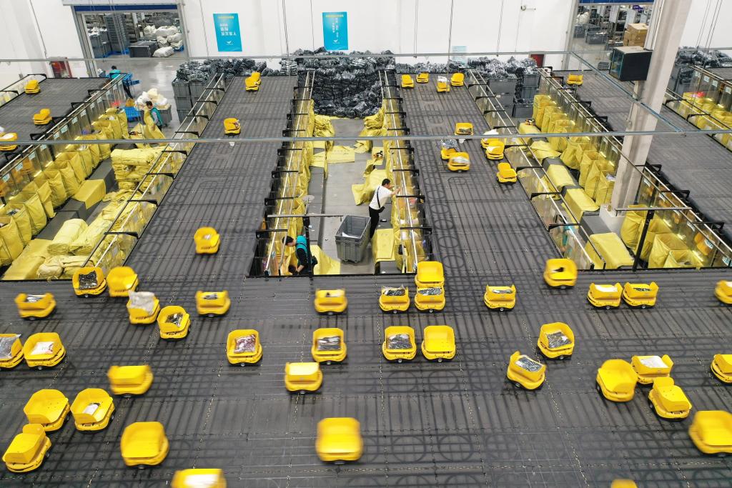 11月7日，浙江省湖州市德清縣乾元鎮(zhèn)第一產(chǎn)業(yè)智慧物流園區(qū)快魚服飾有限公司華東物流中心，800余臺分揀“小黃人”機(jī)器人在精準(zhǔn)配送各類服飾（無人機(jī)照片）。新華社發(fā)（倪立芳 攝）