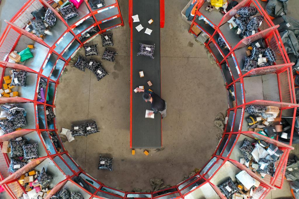 11月6日，工作人員在山東省寧陽縣菜鳥智慧物流園內(nèi)分揀快遞商品（無人機(jī)照片）。新華社記者 朱崢 攝