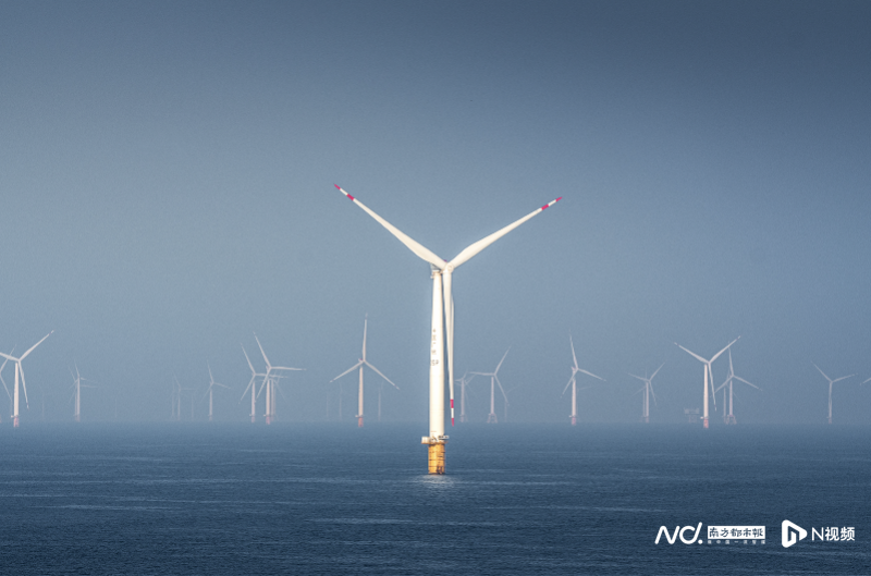 汕尾陸豐海上風(fēng)電項目，一排排風(fēng)機整齊地矗立在碧海上。余浩帆 攝
