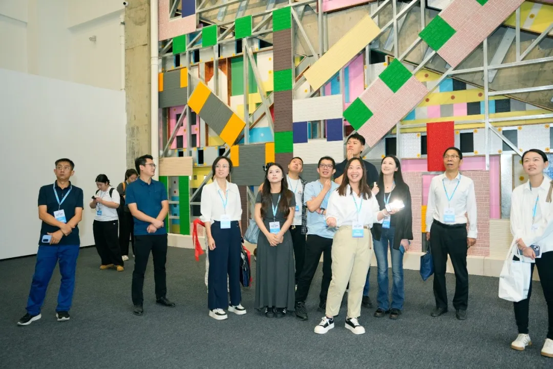 網(wǎng)絡(luò)達(dá)人參觀有為館。