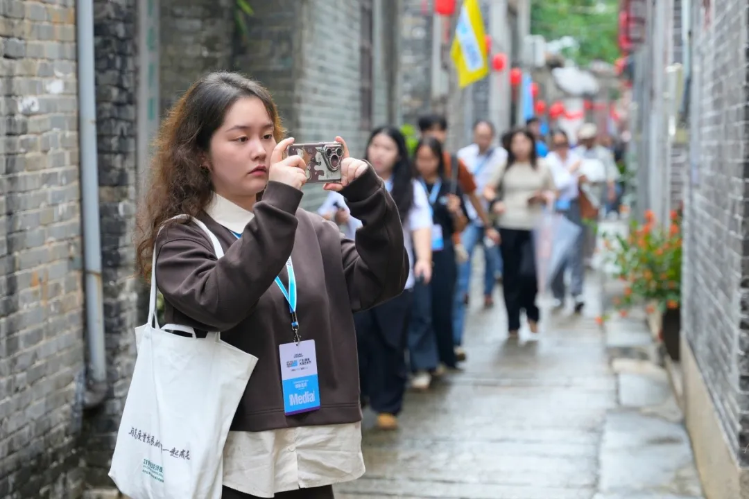 網(wǎng)絡(luò)達(dá)人走進(jìn)九江鎮(zhèn)煙南村。