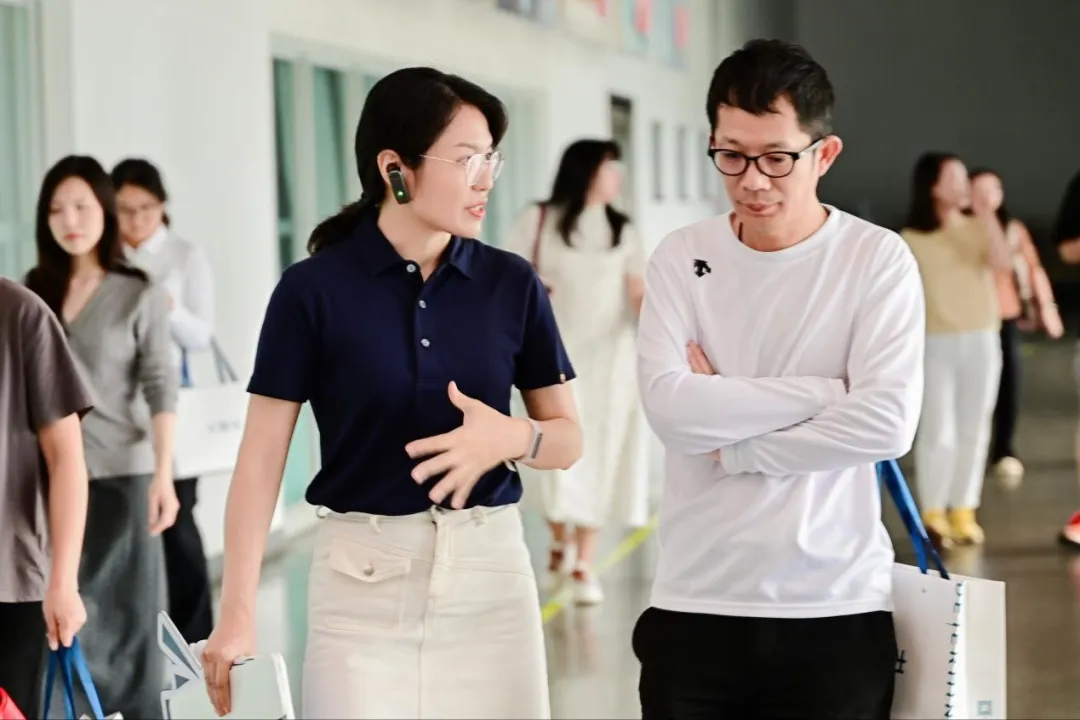 網(wǎng)絡(luò)達(dá)人現(xiàn)場(chǎng)了解溢達(dá)的綠色發(fā)展之路。