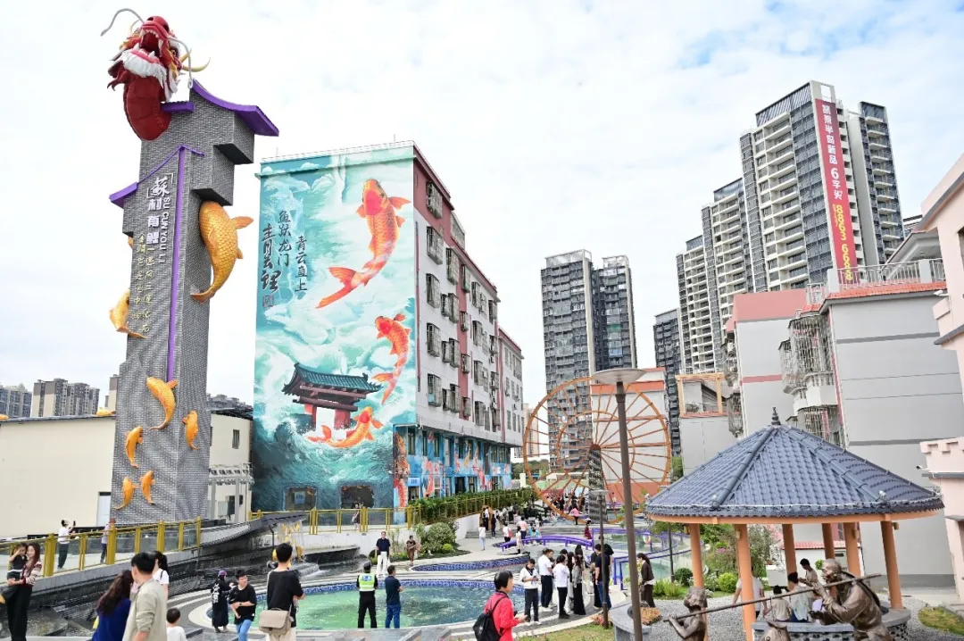 高明蘇村鯉魚廣場(chǎng)景色優(yōu)美。