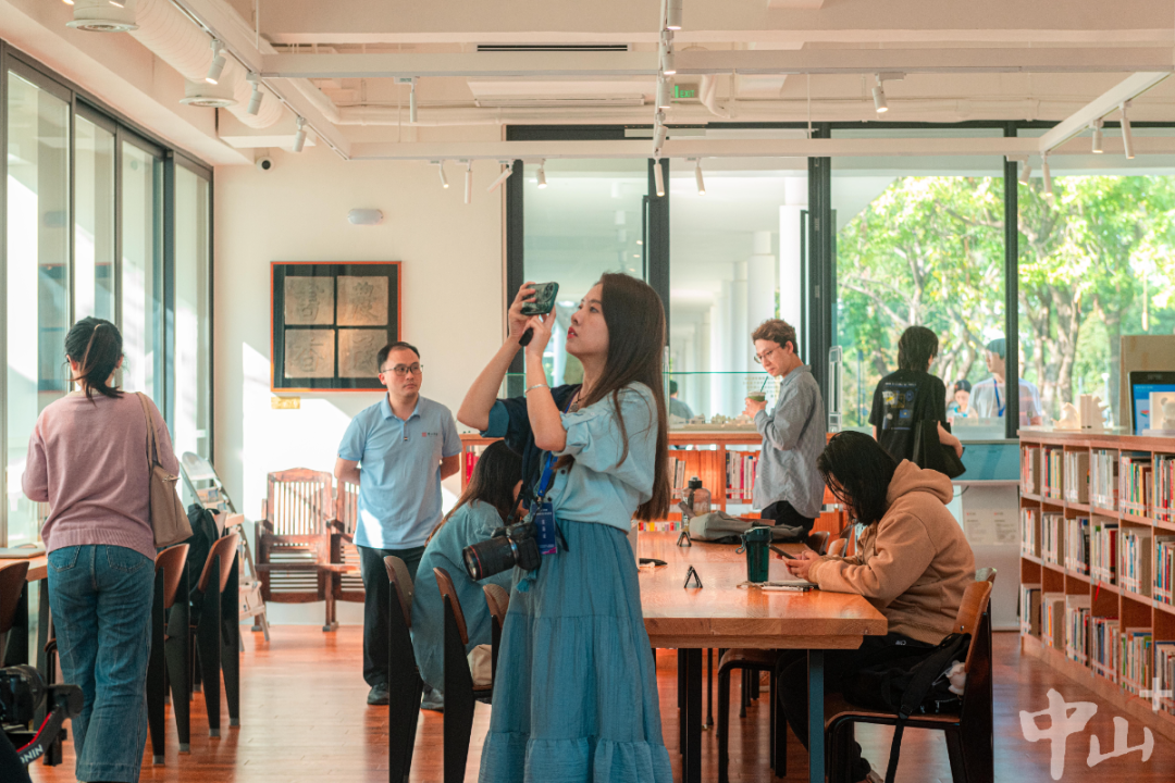 聯(lián)合采訪團在華僑公園香山書房參觀。見習生 張景天 記者 明劍 攝