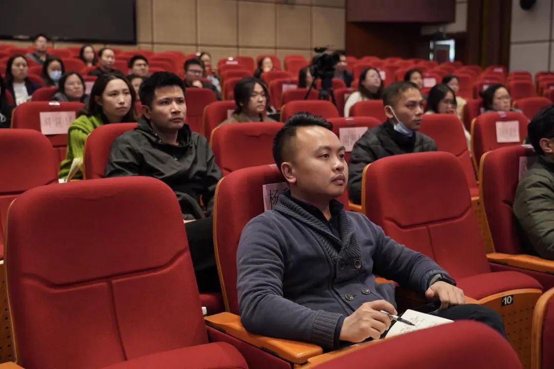 參加培訓(xùn)的宣傳崗位工作人員在認(rèn)真聽課。