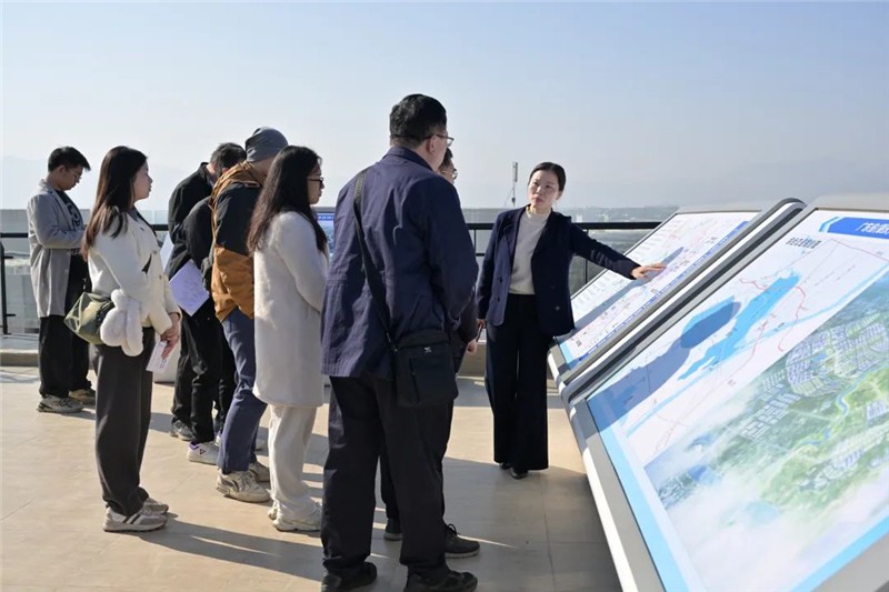 廣東?。ㄕ貞c）大型產(chǎn)業(yè)集聚區(qū)相關(guān)負(fù)責(zé)人向采風(fēng)團介紹此地情況。肇慶市融媒體中心記者 吳勇強 攝