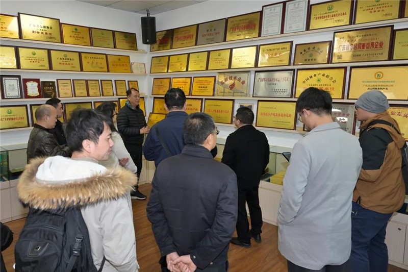 采風(fēng)團調(diào)研廣東貞山鱷魚養(yǎng)殖有限公司。肇慶市融媒體中心記者 吳勇強 攝