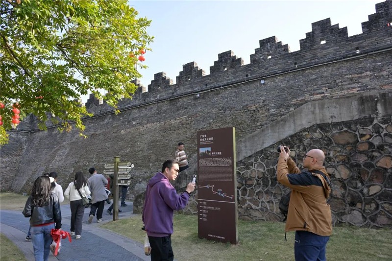 采風(fēng)團實地調(diào)研肇慶宋城墻。肇慶市融媒體中心記者 吳勇強 攝