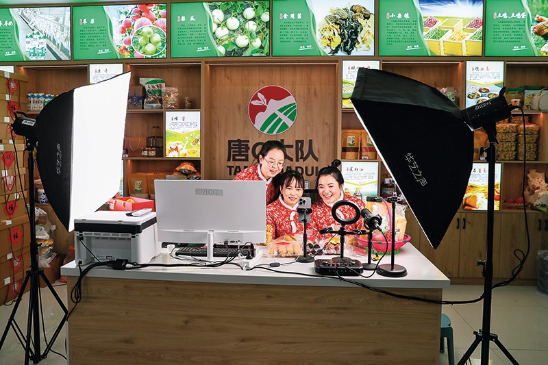 “唐Q大隊(duì)”助農(nóng)工作室主播在甘肅省慶陽(yáng)市合水縣西華池鎮(zhèn)唐旗村村級(jí)電商服務(wù)中心直播 郎兵兵攝 / 本刊