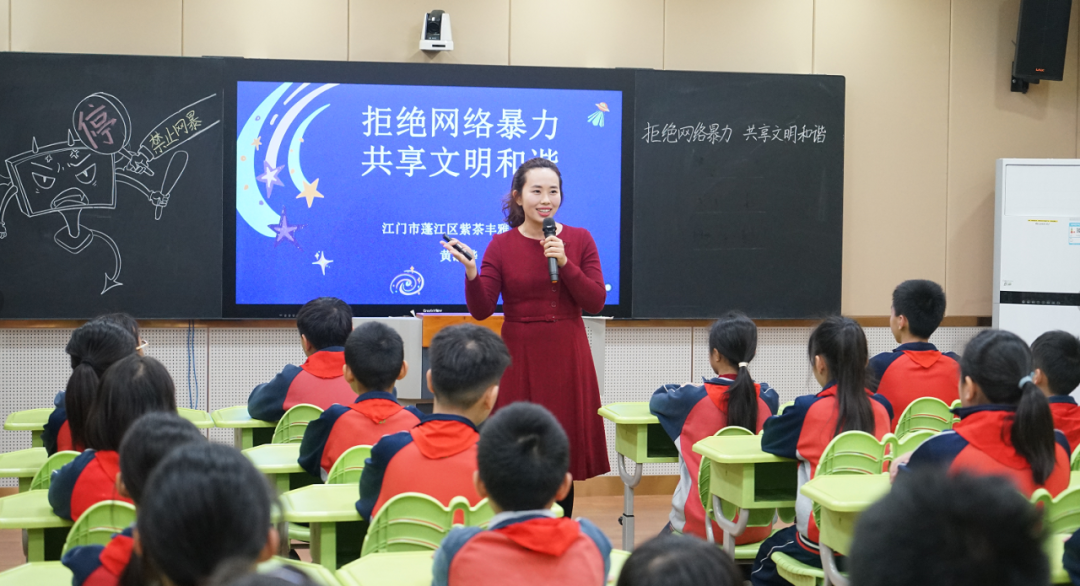 “防范網(wǎng)絡(luò)暴力·共享文明和諧”網(wǎng)絡(luò)文明主題巡展進(jìn)校園宣傳活動(dòng)以“展覽+主題思政課”的形式開展。