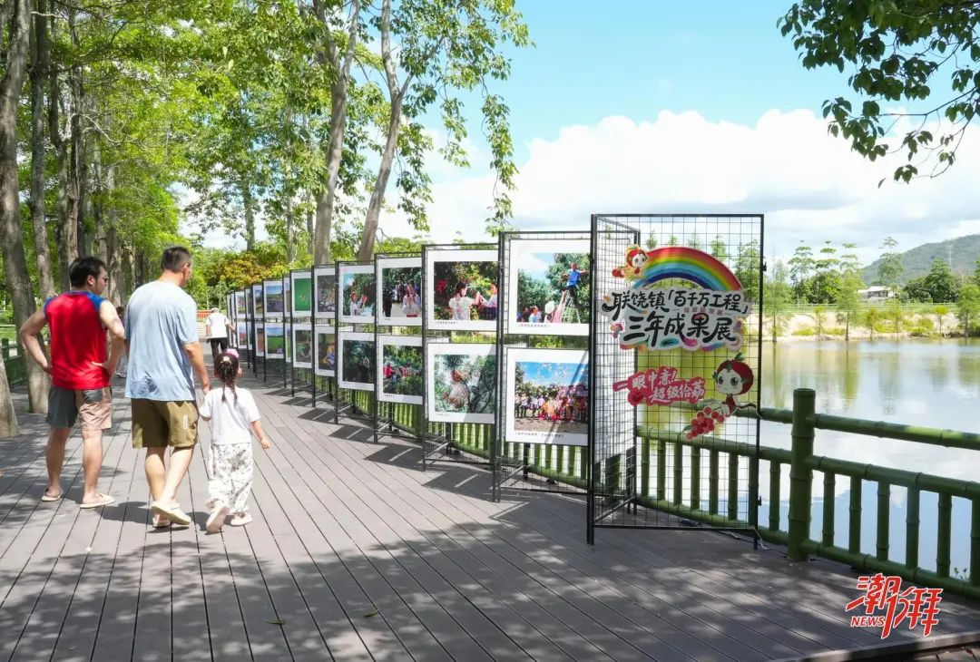 展板展示聯(lián)饒鎮(zhèn)“百千萬工程”成果。