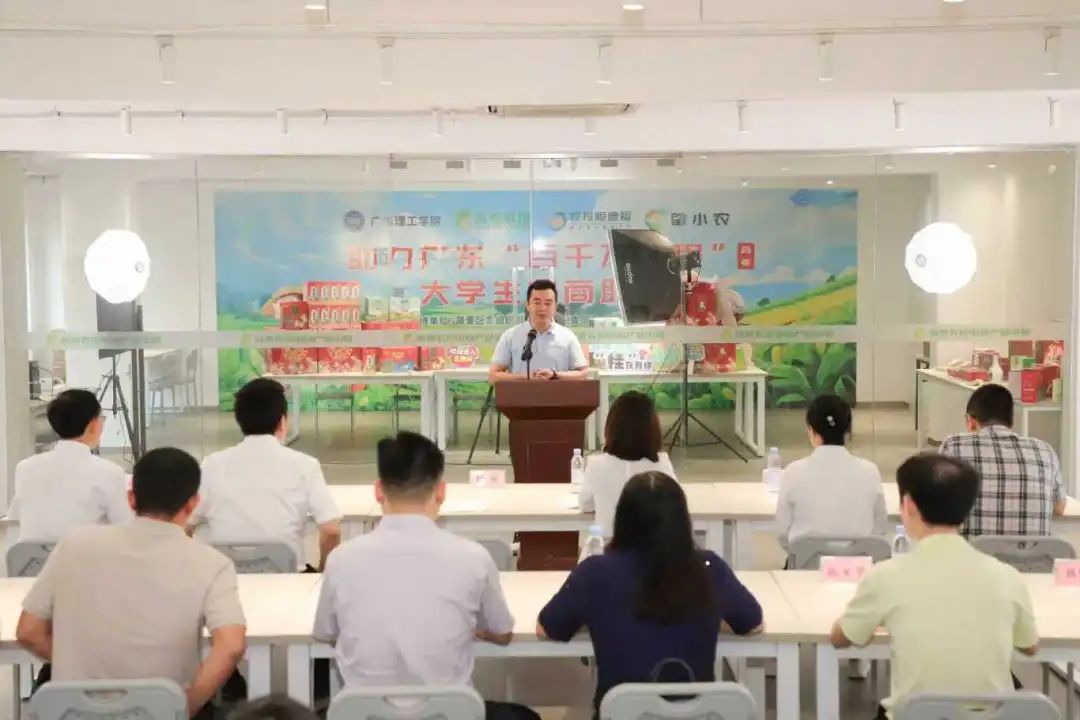  肇慶市首家“鄉(xiāng)村網(wǎng)紅”工作室啟用儀式現(xiàn)場(chǎng)，“鄉(xiāng)村網(wǎng)紅”工作室主理人介紹工作室有關(guān)情況。