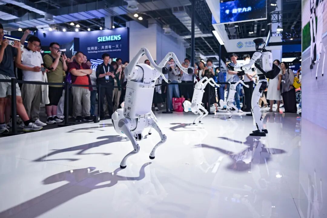 2025世界人工智能大會展覽現(xiàn)場，參觀者與AI機器人零距離互動。圖源：新華社