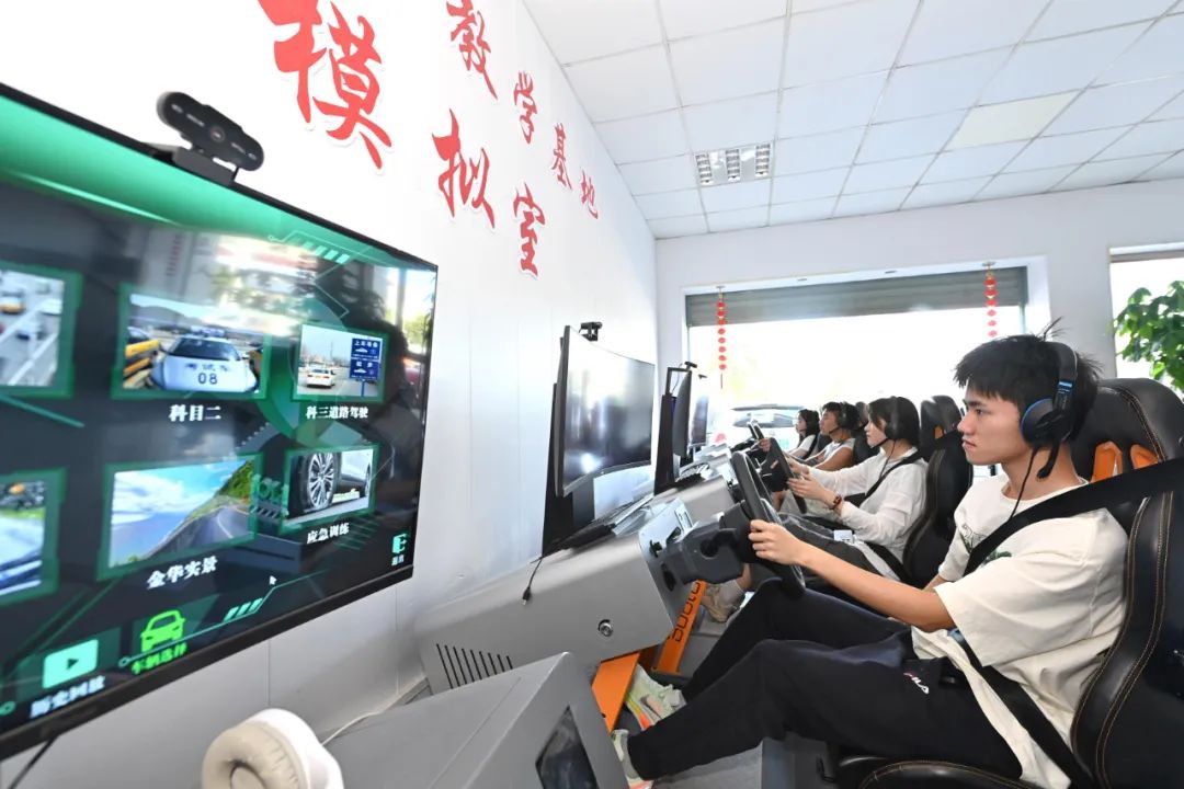 “AI教練”助力學(xué)車。圖源：新華社
