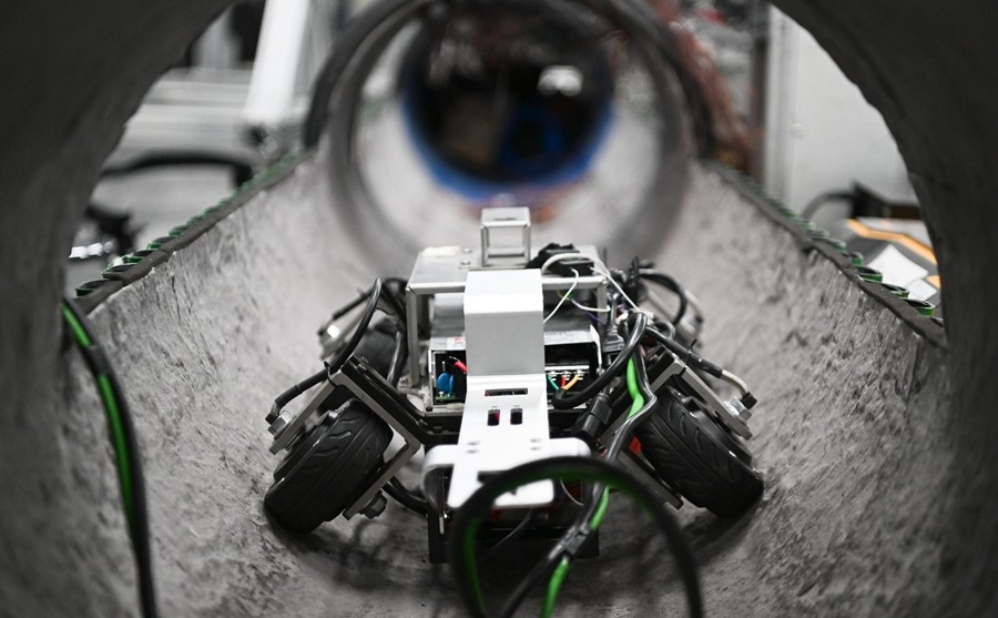 6月25日在廣東省深圳市的廣東省具身智能機(jī)器人創(chuàng)新中心拍攝的管道檢測機(jī)器人。新華社記者 鄧華 攝