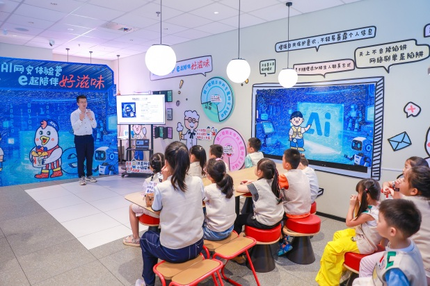 “AI網(wǎng)安體驗(yàn)營，e起陪伴好滋味”活動，帶領(lǐng)市民拆穿陷阱。