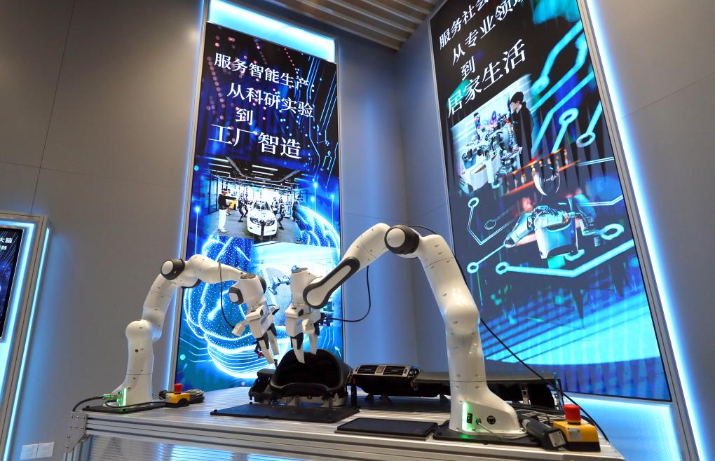 這是2025年4月29日拍攝的位于上海市徐匯區(qū)的“模速空間”內(nèi)展示的人工智能產(chǎn)品。新華社記者 方喆 攝